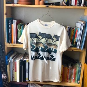 Grey wolves graphic shirt men’s medium